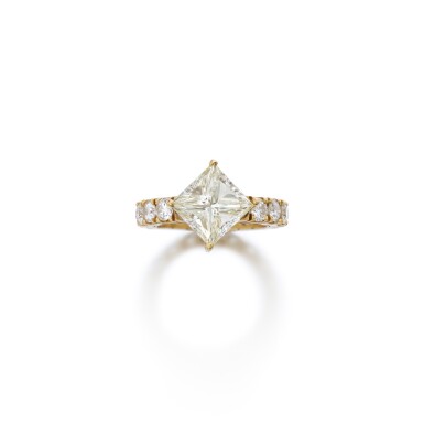 View full screen - View 1 of Lot 833. Diamond Ring.