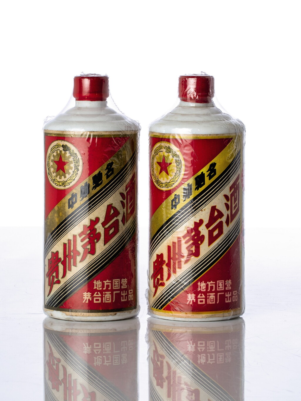 View full screen - View 1 of Lot 5565. 1982年產金輪牌內銷貴州茅台酒 Kweichow Moutai 1982 (2 BT50).