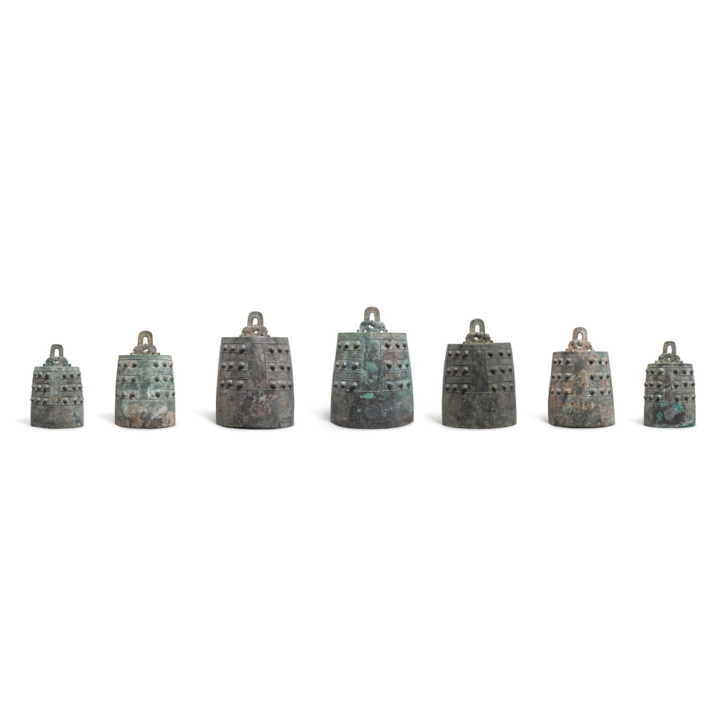 Voir en plein écran - Voir 1 du lot 1018. A set of seven archaic bronze ritual bells, bo, Eastern Zhou dynasty, Spring and Autumn period | 東周春秋 青銅鎛鐘一套七件.