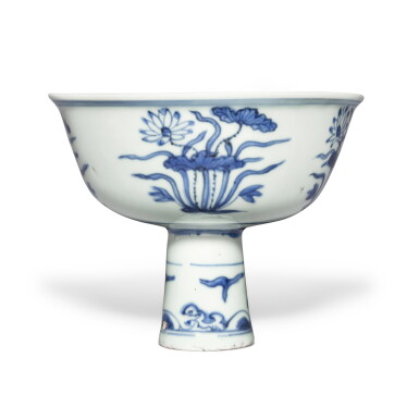 View full screen - View 1 of Lot 676. A blue and white 'lotus bouquet' stem bowl, Ming dynasty, Jiajing / Longqing period | 明嘉靖 / 隆慶 青花一把蓮紋高足盌.
