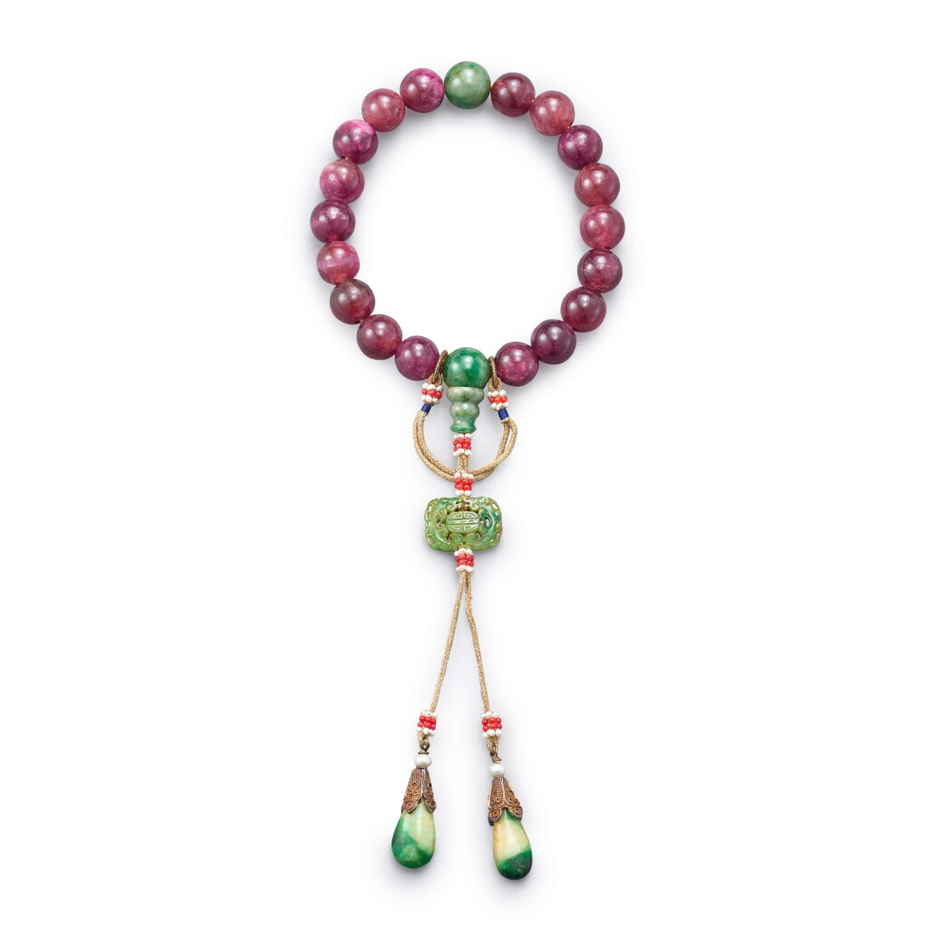 Voir en plein écran - Voir 1 du lot 2019. A tourmaline and jadeite bracelet, Qing dynasty 清十九世紀 碧璽及翠玉十八子手串.
