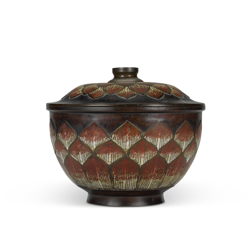 View full screen - View 1 of Lot 354. A champlevé enamel 'lotus' bowl and cover, Qing dynasty, 19th century | 清十九世紀 銅鏨胎琺瑯蓮瓣紋蓋盌 《大明宣德年製》仿款.