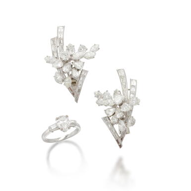 View full screen - View 1 of Lot 209. Pair of diamond earrings and a diamond ring (Paio di orecchini e anello in diamanti).