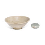 A celadon-glazed slip-deocrated box and cover, Goryeo dynasty, 13th / 14th century | 高麗 十三 / 十四世紀 青釉蓋盒 及青釉盌 一組兩件