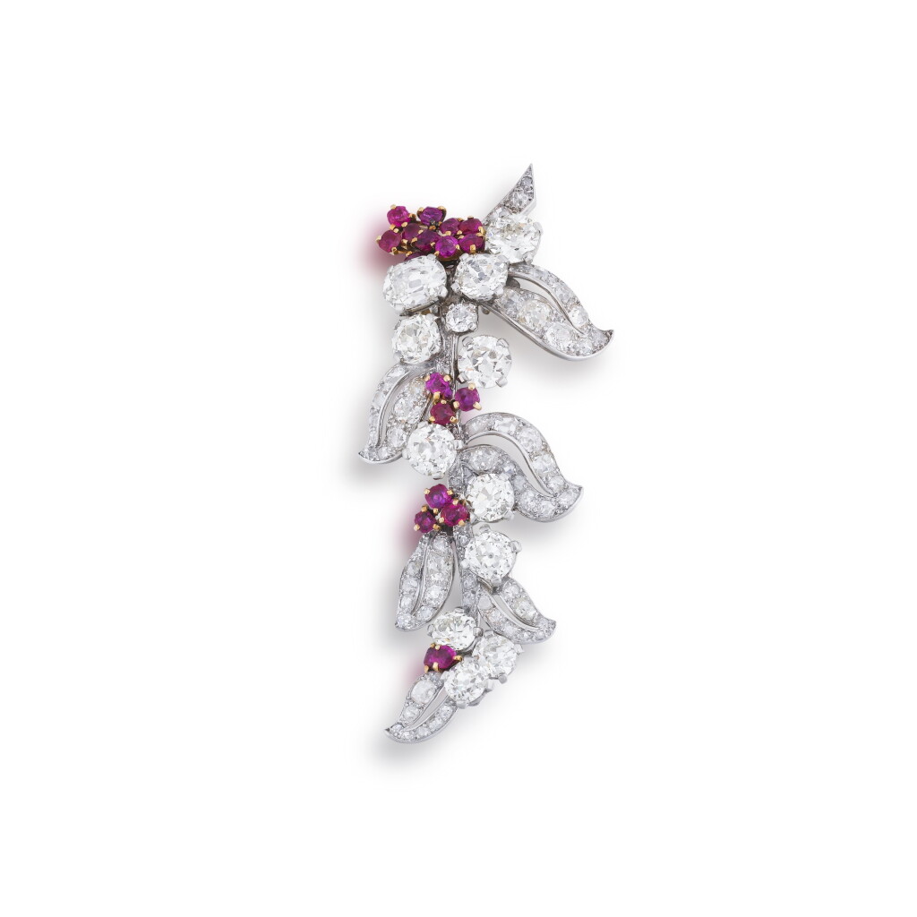 View full screen - View 1 of Lot 37. Broche diamants et rubis | Diamond and ruby brooch.