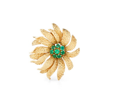 View full screen - View 1 of Lot 71. VAN CLEEF & ARPELS | BROCHE ÉMERAUDES | EMERALD BROOCH.