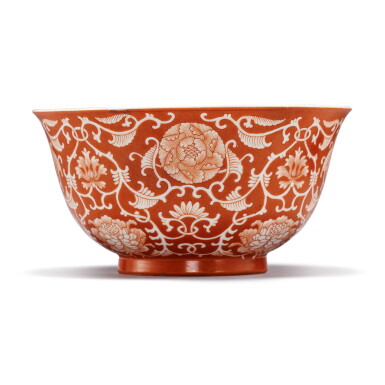 View full screen - View 1 of Lot 556. A CORAL-RED RESERVE-DECORATED 'FLORAL' BOWL, QIANLONG SEAL MARK AND PERIOD.