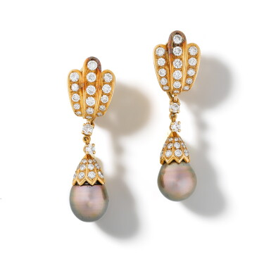 View full screen - View 1 of Lot 341. Paire de clips d'oreille perles de culture et diamants | Pair of cultured pearl and diamond ear clips.