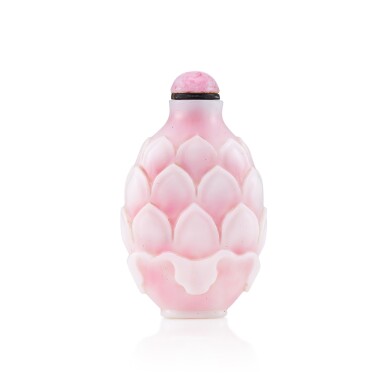 View full screen - View 1 of Lot 3018. A White-Overlay Pink Glass 'Lotus' Snuff Bottle Qing Dynasty, 18th Century | 清十八世紀 粉紅地套白料蓮瓣式鼻煙壺.
