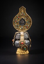 Kalasha en argent et cuivre doré incrusté de turquoise et de corail, Tibet, XIXe siècle | A turquoise and coral-inlaid silver and gilt copper Kalasha, Tibet, 19th century