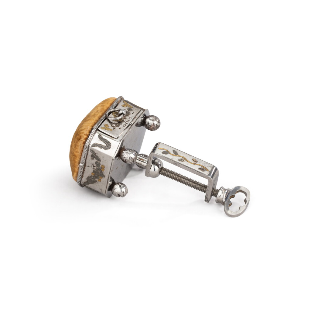 View full screen - View 1 of Lot 199. A steel pin-holder, Manufactory of Tula, 19th century | Pique-épingles en acier, Manufacture de Tula, XIXe siècle.