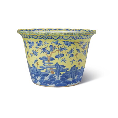 View full screen - View 1 of Lot 554. A pale yellow-ground blue-enameled 'Tihedian' 'bats and peaches' foliate-rim jardinière, Qing dynasty, Guangxu period, circa 1885 | 清光緒 約1885年 黃地粉彩福山壽海圖花口花盆 《體和殿製》款.