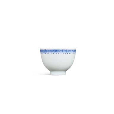 View full screen - View 1 of Lot 3338. A blue and white 'band' cup, Mark and period of Kangxi | 清康熙 青花回紋小盃 《大清康熙年製》款.