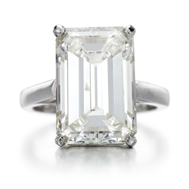 View full screen - View 1 of Lot 148. Diamond ring.