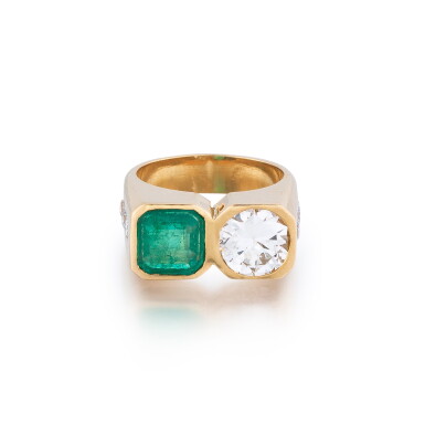 View full screen - View 1 of Lot 374. Bague émeraude et diamant | Emerald and diamond ring.