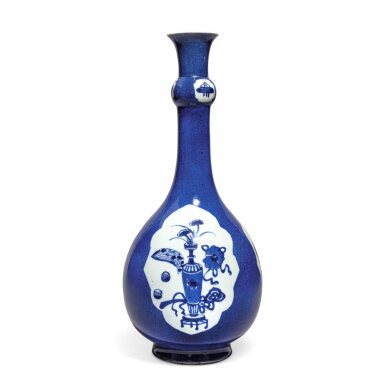 View full screen - View 1 of Lot 409. A powder-blue-ground blue and white 'Hundred Antiques' bottle vase, Qing dynasty, Kangxi period | 清康熙 灑藍地開光青花博古圖長頸瓶.