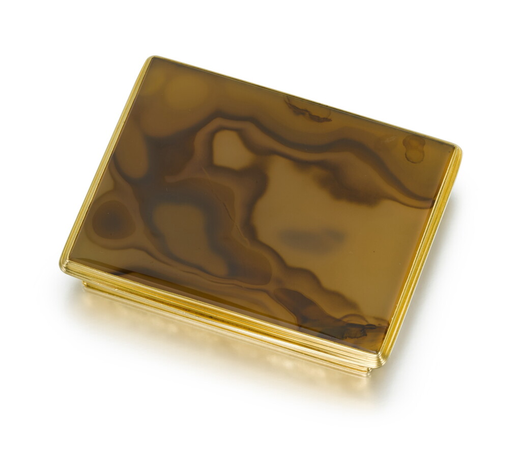 View full screen - View 1 of Lot 22. A gold and hardstone snuff box, English, circa 1730.