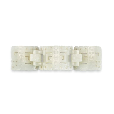 View full screen - View 1 of Lot 678. A WHITE JADE RETICULATED 'DRAGON' BELT BUCKLE QING DYNASTY | 清 白玉拐子龍帶鉤.