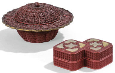 View full screen - View 1 of Lot 137. CRACHOIR COUVERT EN LAQUE SCULPTÉE DYNASTIE QING, XVIIIE SIÈCLE | 清十八世紀 剔紅菊瓣式折沿唾盂 及 剔紅鑲玉方勝式蓋盒 | A well-carved cinnabar lacquer 'chrysanthemum'-shaped spittoon and cover, Qing Dynasty, 18th century.