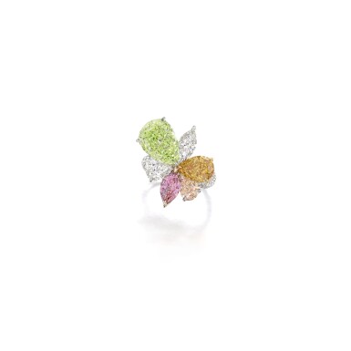 View full screen - View 1 of Lot 1695. FANCY COLOURED DIAMOND AND DIAMOND RING 彩色鑽石 配 鑽石 戒指.