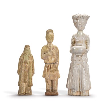 View full screen - View 1 of Lot 70. A group of three straw-glazed pottery figures, Sui / Tang dynasty|隋 / 唐 白釉陶俑一組三件.
