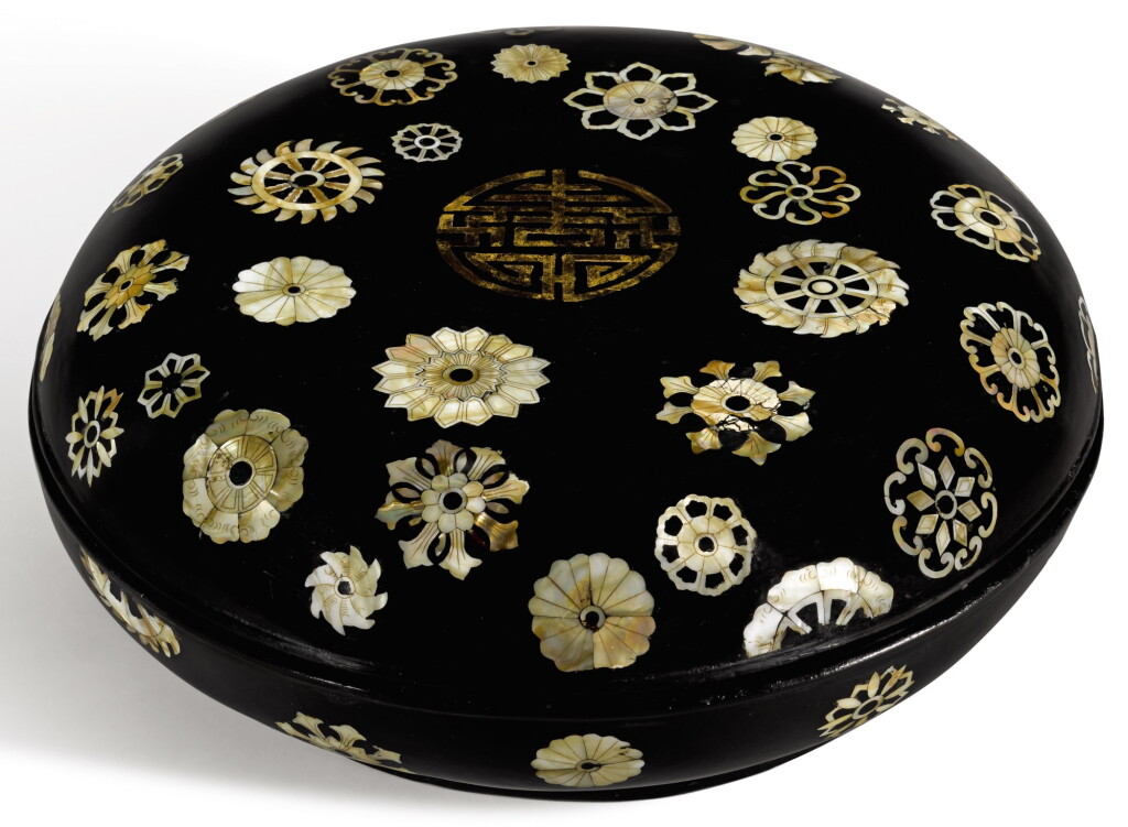 View full screen - View 1 of Lot 315. A MOTHER-OF-PEARL-INLAID BLACK LACQUER BOX AND COVER QING DYNASTY, 18TH CENTURY | 清十八世紀 黑漆嵌螺鈿團花紋蓋盒.