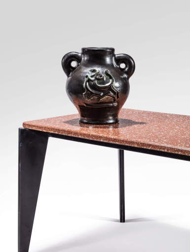 View full screen - View 1 of Lot 36. Vase à oreilles Taureau.