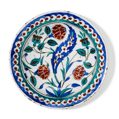View full screen - View 1 of Lot 21. An Iznik Polychrome Pottery Dish, Turkey, Ottoman, Circa 1590 | Ein polychromer Iznik-Keramik Teller, Türkei, Osmanisch, um 1590.