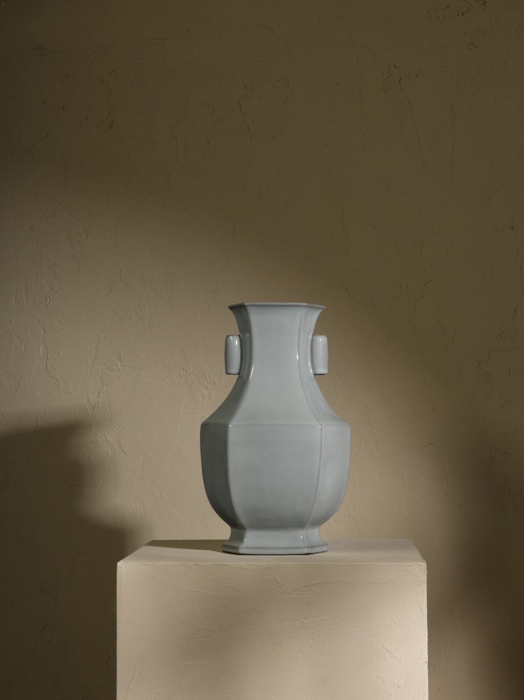 View full screen - View 1 of Lot 219. A very fine Ru-type hexagonal vase, Hu, Seal mark and period of Qianlong | 清乾隆 仿汝釉六方貫耳壺 《大清乾隆年製》款.