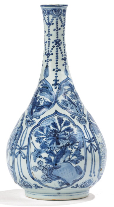 View full screen - View 1 of Lot 39. VASE BOUTEILLE EN PORCELAINE BLEU BLANC XVIIE SIÈCLE | 十七世紀 青花開光四季花卉圖長頸瓶 | A blue and white bottle vase, 17th century.