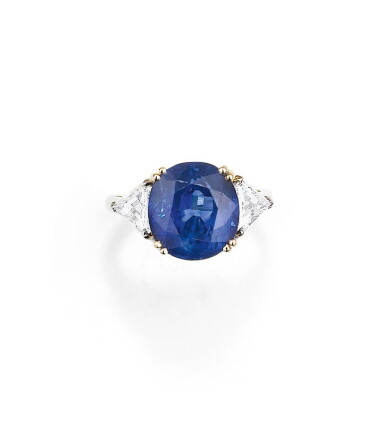 View full screen - View 1 of Lot 150. Bague saphir et diamants | Sapphire and diamond ring.