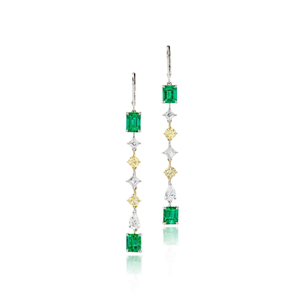 View full screen - View 1 of Lot 1862. Pair of Emerald and Diamond Pendent Earrings | 天然「哥倫比亞穆索」無油祖母綠 配 鑽石耳墜一對 (祖母綠共重3.25克拉).