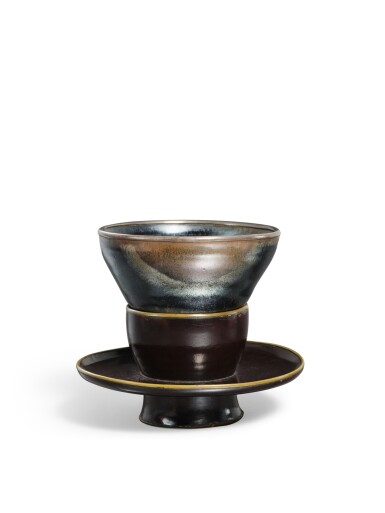 View full screen - View 1 of Lot 5021. An heirloom 'haikatsugi tenmoku' tea bowl, Southern Song - Yuan dynasty | 南宋至元 灰被天目茶盌 配 烏漆盞托.