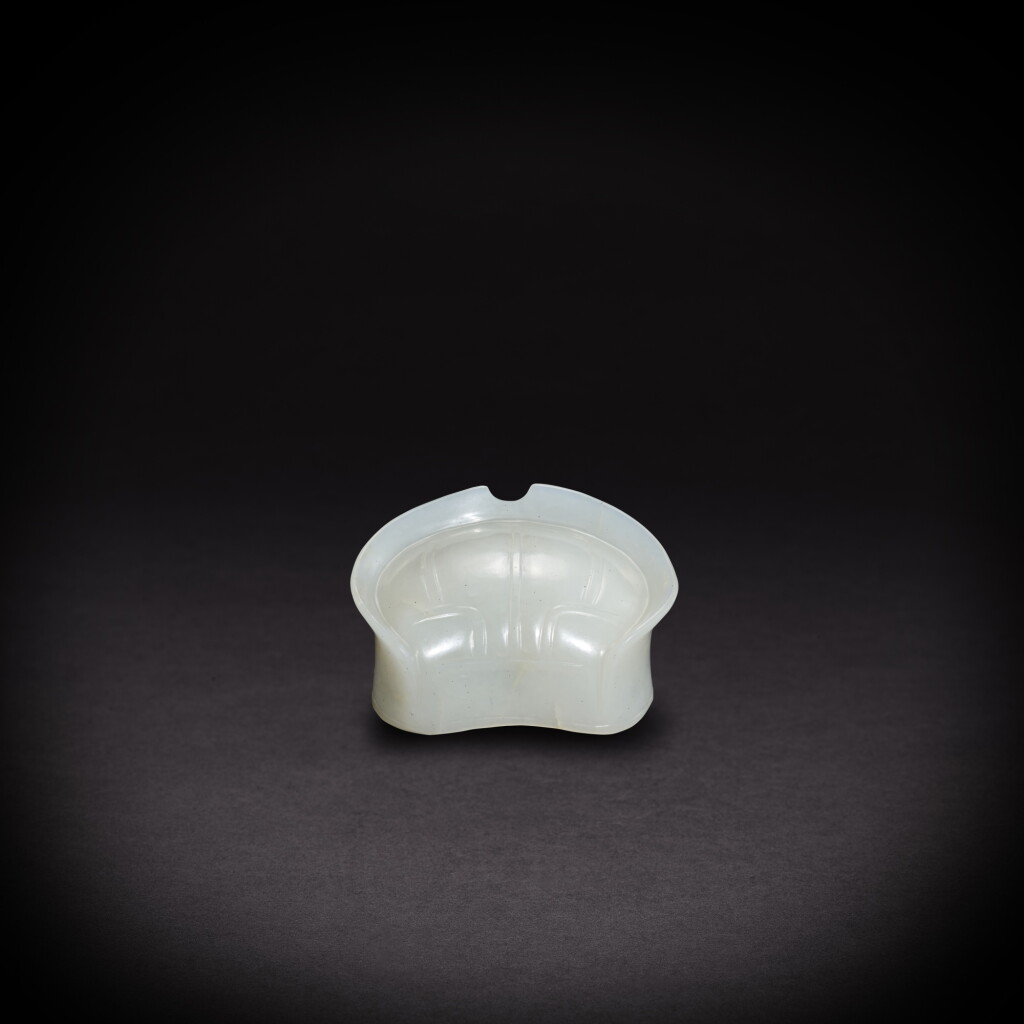 View full screen - View 1 of Lot 5821. A white jade hair ornament, Song dynasty | 宋 白玉冠.