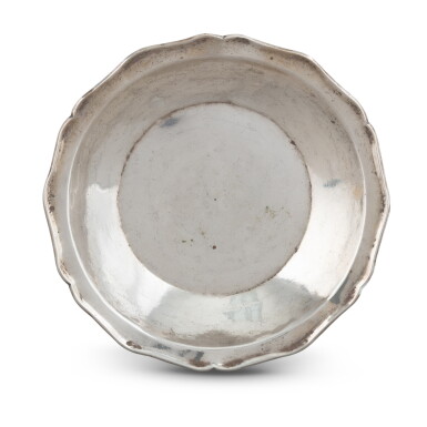 View full screen - View 1 of Lot 303. A small South American silver circular dish, unmarked, probably circa. 1820 | Assiette creuse en argent, non poinçonnée, Amérique du Sud, probablement vers 1820.