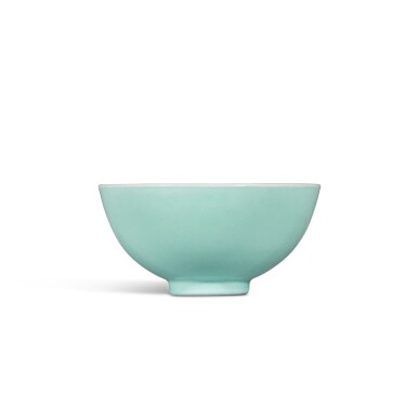View full screen - View 1 of Lot 7. A fine and rare small turquoise-enamelled bowl, Mark and period of Yongzheng | 清雍正 松石綠釉小盌 《大清雍正年製》款 .