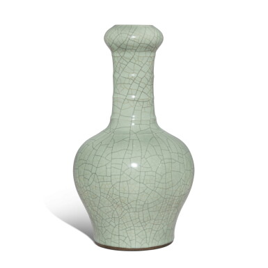 View full screen - View 1 of Lot 739. A large Ge-type garlic-mouth vase, Qing dynasty, 18th / 19th century | 清十八 / 十九世紀 仿哥釉蒜頭瓶.