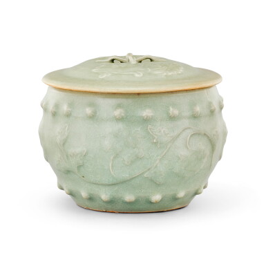 View full screen - View 1 of Lot 489. A rare Longquan celadon barrel-shaped jar and cover Southern Song - Yuan dynasty | 南宋至元 龍泉青釉纏枝牡丹紋鼓釘蓋罐.
