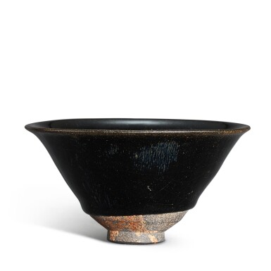 View full screen - View 1 of Lot 5028. A superb Jian black-glazed temmoku bowl, Song dynasty 宋 建窰烏金釉斗笠盞.