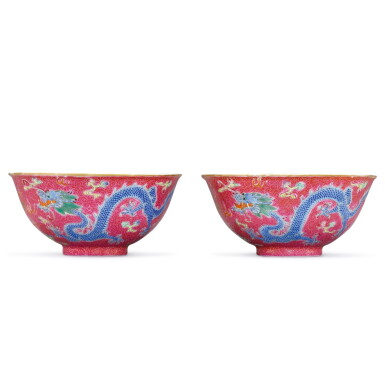 View full screen - View 1 of Lot 510. A PAIR OF RUBY-GROUND FAMILLE-ROSE 'DRAGON AND PHOENIX' BOWLS JIDETANG HALL MARKS, QING DYNASTY, 19TH CENTURY | 清十九世紀 粉彩胭脂紫地軋道龍鳳紋盌一對 《基德堂製》款.