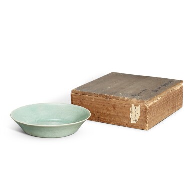 View full screen - View 1 of Lot 5581. A celadon-glazed 'floral' dish, Korea, Goryeo dynasty, 11th – 12th century | 韓國 高麗王朝 十一至十二世紀 印花卉紋青瓷.