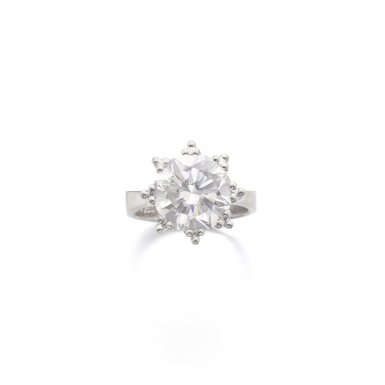 View full screen - View 1 of Lot 834. Diamond ring.