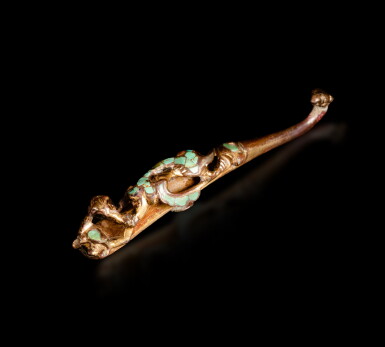 View full screen - View 1 of Lot 95. A turquoise-inlaid gilt and silver bronze chased belt hook, late Warring States period - early Western Han dynasty | 戰國晚期至西漢初期 青銅鎏金銀嵌綠松石龍虎雙形鏤空帶鉤.