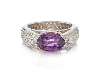 View full screen - View 1 of Lot 9135. PURPLE SAPPHIRE AND DIAMOND RING | 3.57卡拉 紫色剛玉 配 鑽石 戒指.