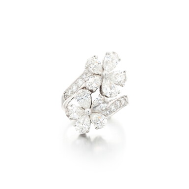 View full screen - View 1 of Lot 221. Bague diamants, "Flora" | Diamond ring , 'Flora'.