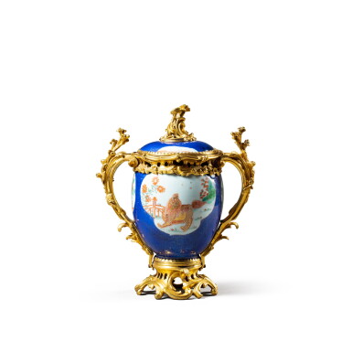 View full screen - View 1 of Lot 20. A Louis XV gilt-bronze mounted Kangxi porcelain (1662-1722) covered vase, circa 1750 | Vase pot-pourri en porcelaine de Chine d’époque Kangxi (1662-1722), montures de bronze doré d’époque Louis XV, vers 1750.