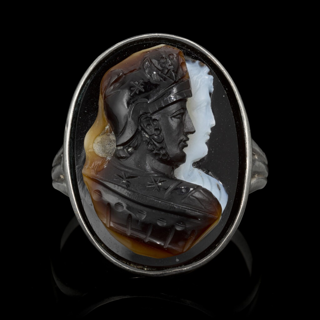 View full screen - View 1 of Lot 19. Italian, possibly 17th century | Cameo with a Jugate portrait possibly with Alexander the Great and his mother Olympias Queen of Macedonia.