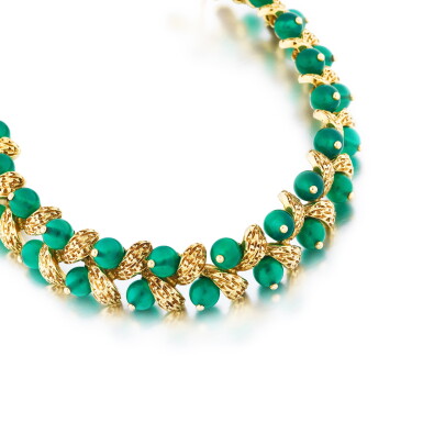 View full screen - View 1 of Lot 237. Van Cleef & Arpels | Bracelet calcédoine et or | Chalcedony and gold bracelet.