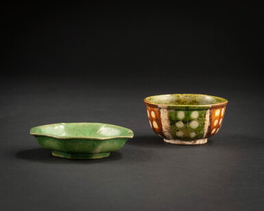 View full screen - View 1 of Lot 94. A sancai-glazed cup and a green-glazed octogonal saucer Tang and Liao dynasties | 唐及遼 三彩盃及青釉八方小盤一組兩件.