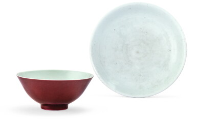 View full screen - View 1 of Lot 74. BOL EN PORCELAINE MONOCHROME RUBIS MARQUE EN CACHET ET ÉPOQUE JIAQING | 清嘉慶 霽紅釉盌 《大清嘉慶年製》款 及 清 德化白瓷盤 | A ruby-red glazed bowl, Jiaqing seal mark and period.
